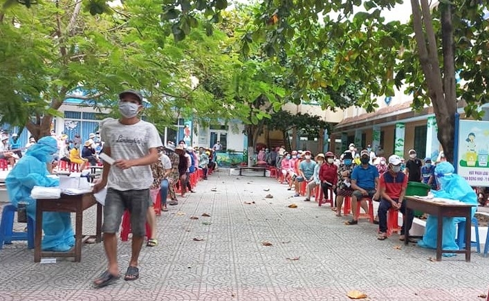 Lực lượng y tế lấy mẫu xét nghiệm cộng đồng trong khu phong tỏa tại quận Sơn Trà