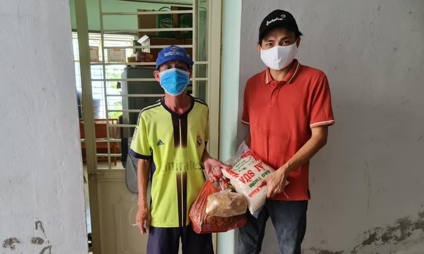 các mạnh thường quân cùng chính quyền các cấp đang rất nỗ lực để người dân không thiếu lương thực phẩm thiết yếu