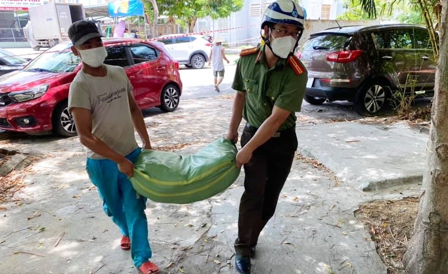 Vận chuyển lương thực tới khu phong tỏa