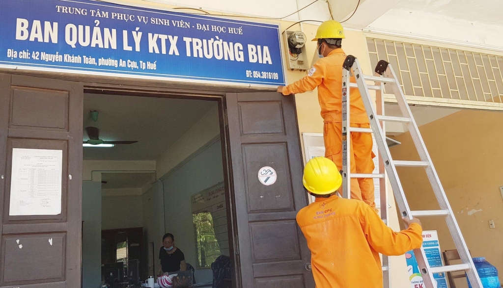 Kiểm tra hệ thống điện tại khu cách ly tập trung KTX Trường Bia