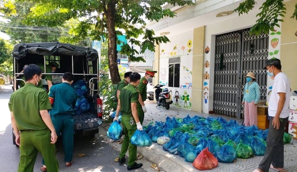 Lực lượng chức năng phân phối rau củ tới các hộ trên địa bàn phường Khuê Trung, quận Cẩm Lệ (Nguồn Cam Le District) 