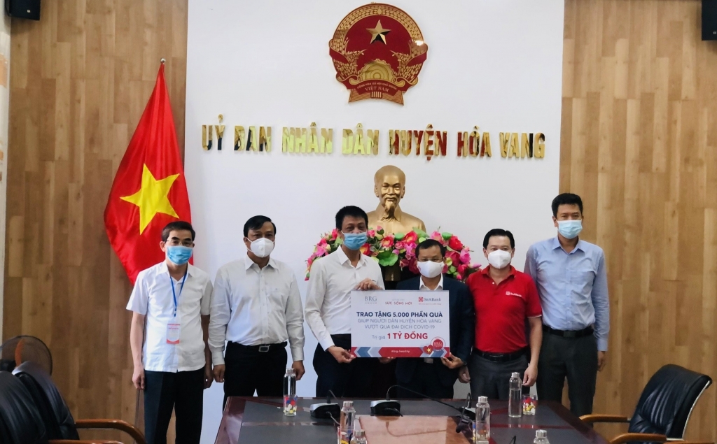 Đại diện TĐ BRG Trao 5000 suất quà với giá trị 1 tỷ đồng cho Chủ tịch huyện Hoà Vang