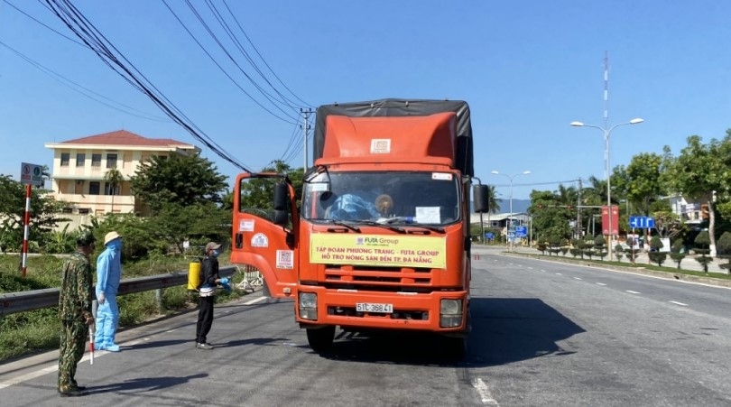 Lực lượng y tế phun thuốc khử khuẩn đối với các xe tải tại các cửa ngõ ra, vào TP Đà Nẵng