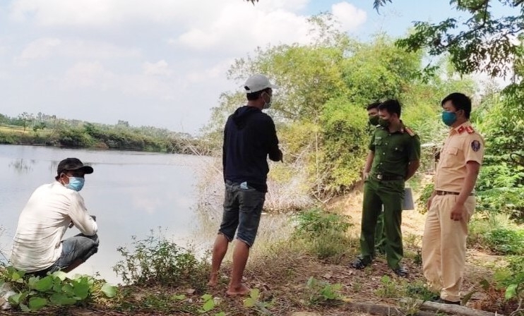 Lực lượng chức năng phát hiện 2 người đi thuyền trên sông nhằm trốn trạm kiểm dịch