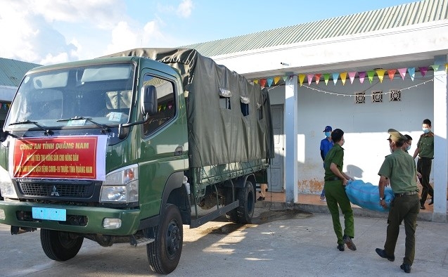 Hơn 15 tấn nông sản được Công an Quảng  Nam trao cho Công an Đà Nẵng