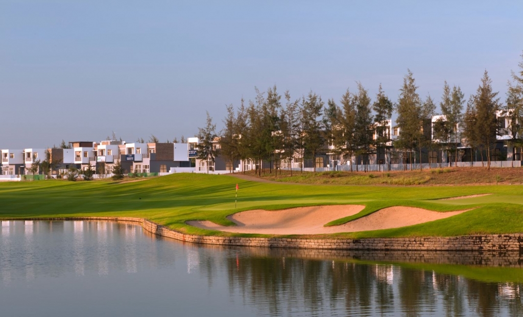 Liền kề 2 sân golf BRG Da Nang, Montgomerie Links và  cách bãi biển chỉ vài trăm mét, cư dân sẽ được thừa hưởng các hoạt động tắm biển, chơi golf, chèo thuyền hướng đến lối sống xanh tốt cho sức khỏe.  