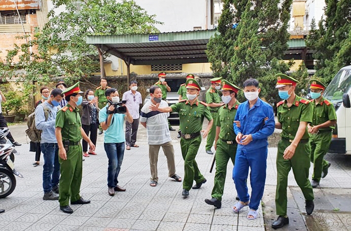 Bị cáo Phương được đưa đến phiên tòa