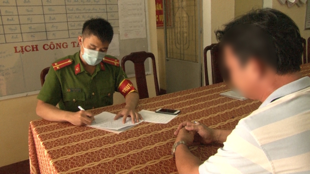 Người đàn ông làm việc với cơ quan chức năng