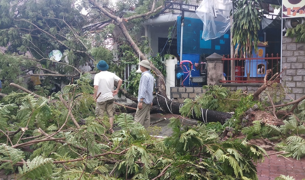 Nhiều nhà dân bị tốc mái sau khi bão đi qua