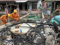 Thừa Thiên - Huế: Hơn 80% khách hàng mất điện do bão số 5