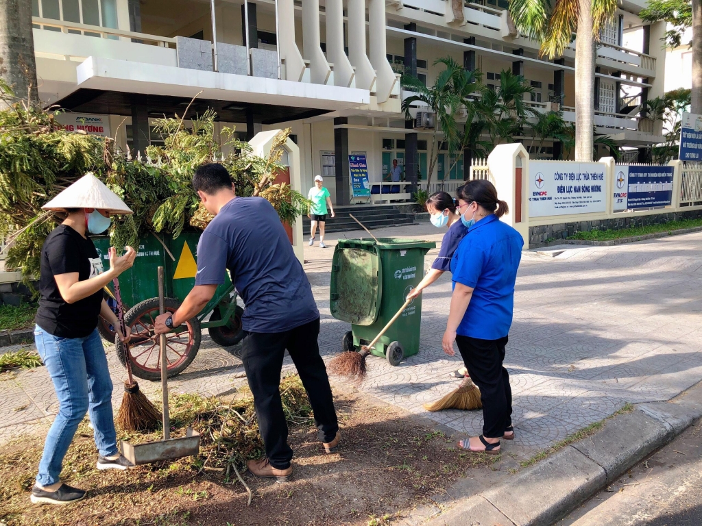 Dọn dẹp vệ sinh trên các tuyến đường