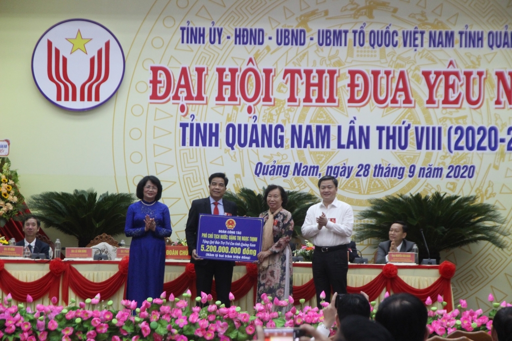 Đoàn công tác của Phó Chủ tịch nước trao tặng 5,2 tỷ đồng cho tỉnh Quảng Nam