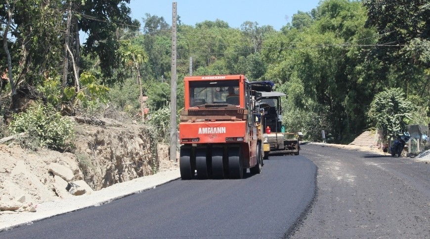 Dự án Quốc lộ 40B qua địa bàn huyện Tiên Phước đã được thi công thảm nhựa mặt đường (Ảnh: V.Q)