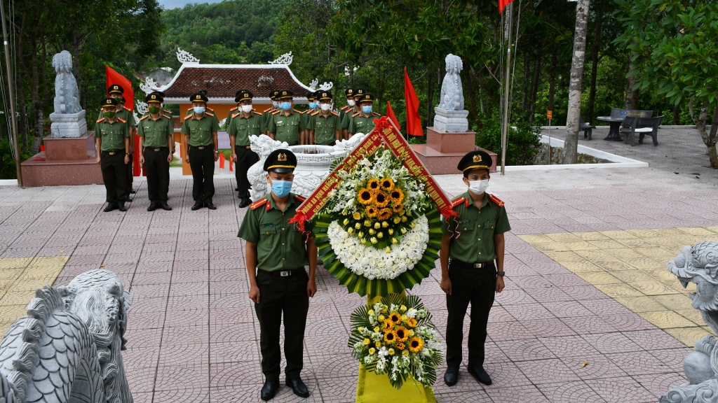 Lễ dâng hoa, viếng hương tại nhà bia tưởng niệm