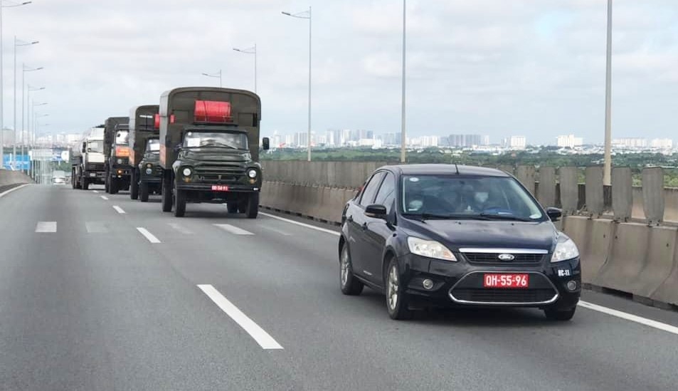 Hình ảnh những chiếc xe tải quân sự vận chuyển hàng hóa thiết yếu về từng xã, phường đã quen thuộc với người dân TP Hồ Chí Minh