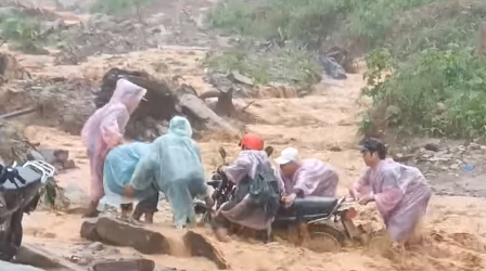 Thoát tim với cảnh vượt lũ quét của người dân tại vùng sạt lở Phước Sơn (Ảnh cắt từ clip)