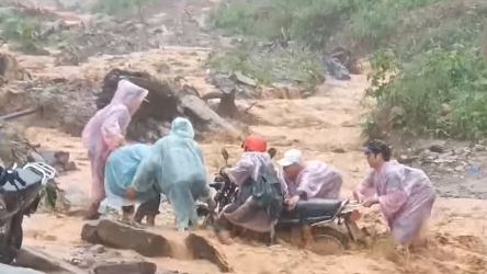 Quảng Nam: Thót tim với cảnh vượt lũ quét của người dân vùng sạt lở Phước Sơn
