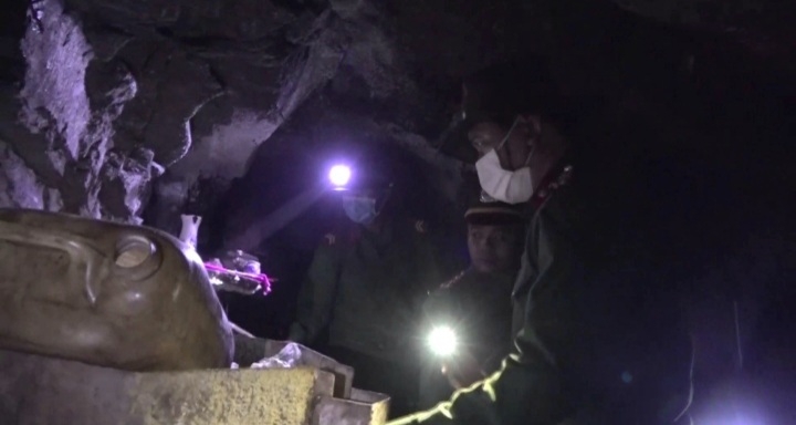 nhiều thiết bị, máy móc để sâu trong các hầm lò phục vụ cho hoạt động khai thác vàng