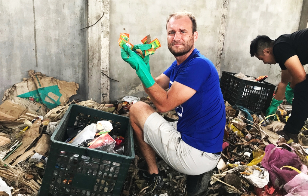 Các tình nguyện viên nước ngoài tham gia nhặt rác trên đảo 