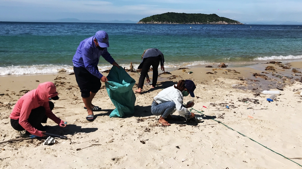 Lực lượng Bảo tồn biển Cù Lao Chàm phân chia để đánh giá lượng rác trôi tấp vào bãi biển