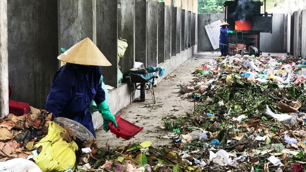 Anh 5: Lò đót rác duy nhất trên đảo