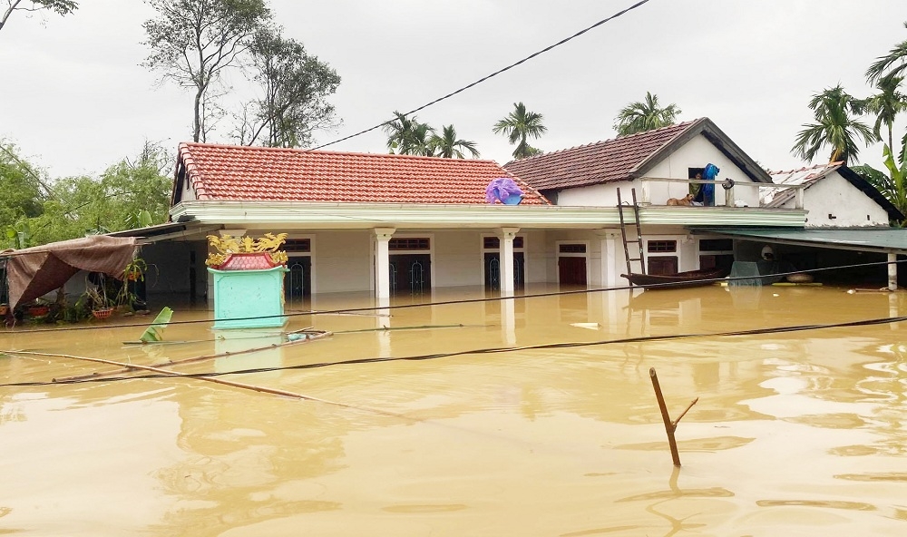 Mưa lũ khiến hàng ngàn ngôi nhà ở Huế chìm trong nước