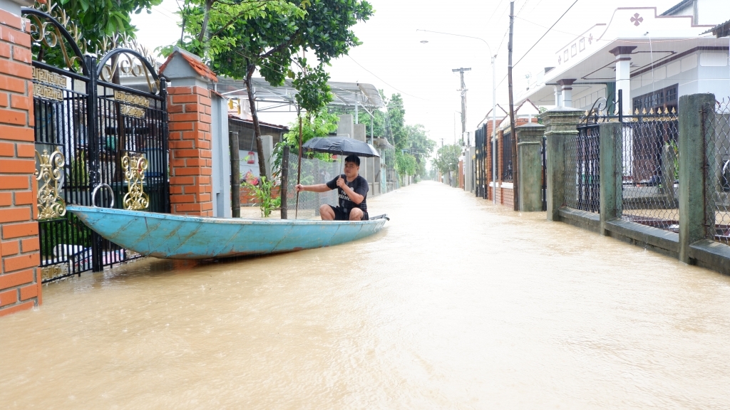 Người dân huyện Đại Lộc dùng ghe để ra vào khu dân cư bị nước lũ chia cắt (Ảnh: V.Q)