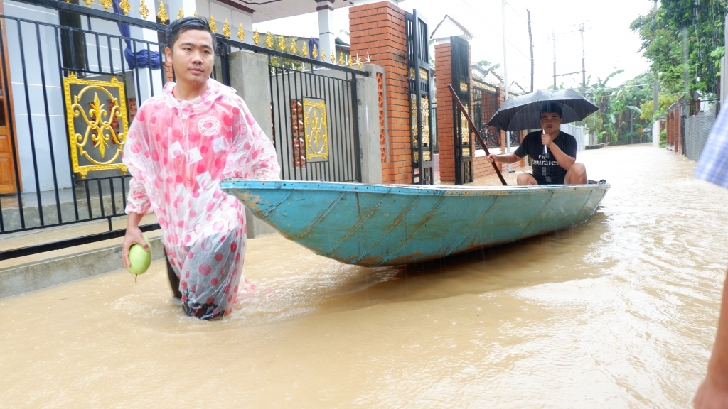 Mưa lớn trong những ngày qua đã gây ra ghập lụt nghiêm trọng tại các tình miền Trung