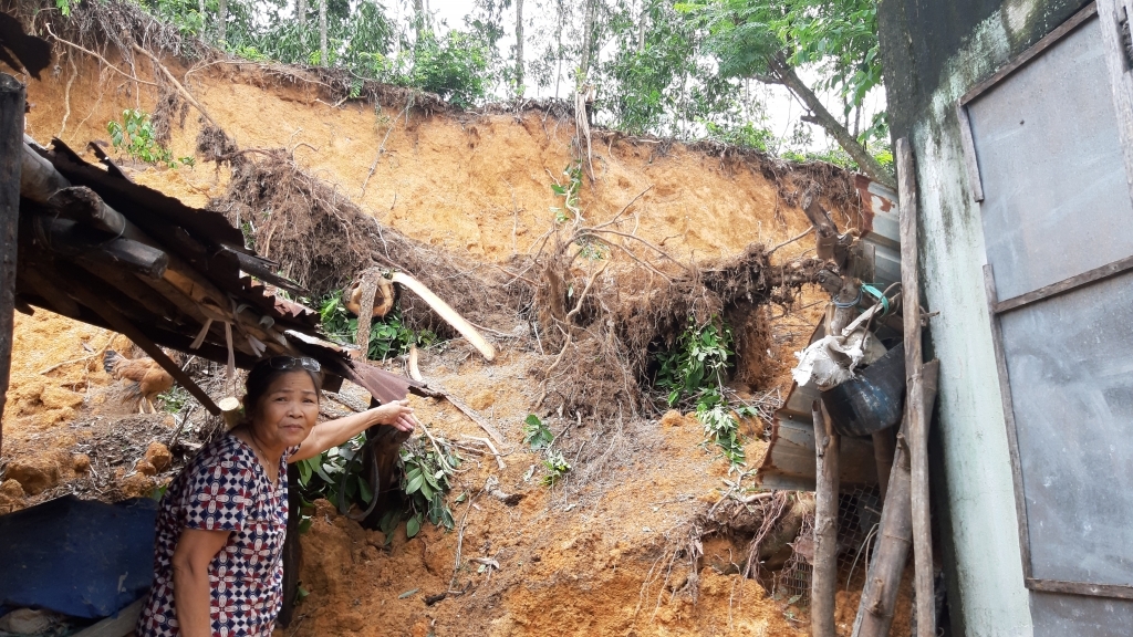 Hàng ngàn m3 đất đá tràn vào nhà dân tại xã Đại Lãnh sau đợt mưa lũ (Ảnh: V.Q)