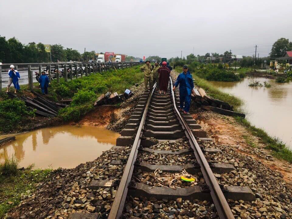 Tàu hỏa trật đường ray ở Quảng Trị, chuyển tải hàng trăm hành khách bị mắc kẹt