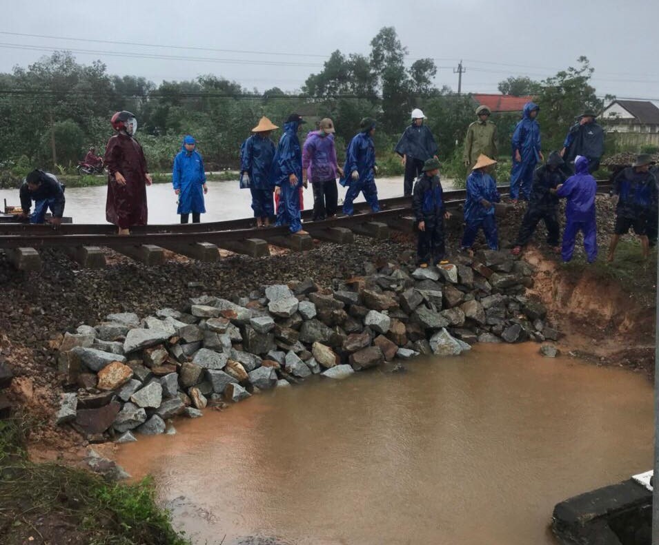 Tàu hỏa trật đường ray ở Quảng Trị, chuyển tải hàng trăm hành khách bị mắc kẹt