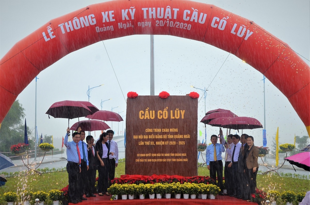 Các đại biểu dự Lễ Gắn biển công trình chào mừng Đại hội Tỉnh Đảng bộ cho công trình. Ảnh: Hoàng Lan