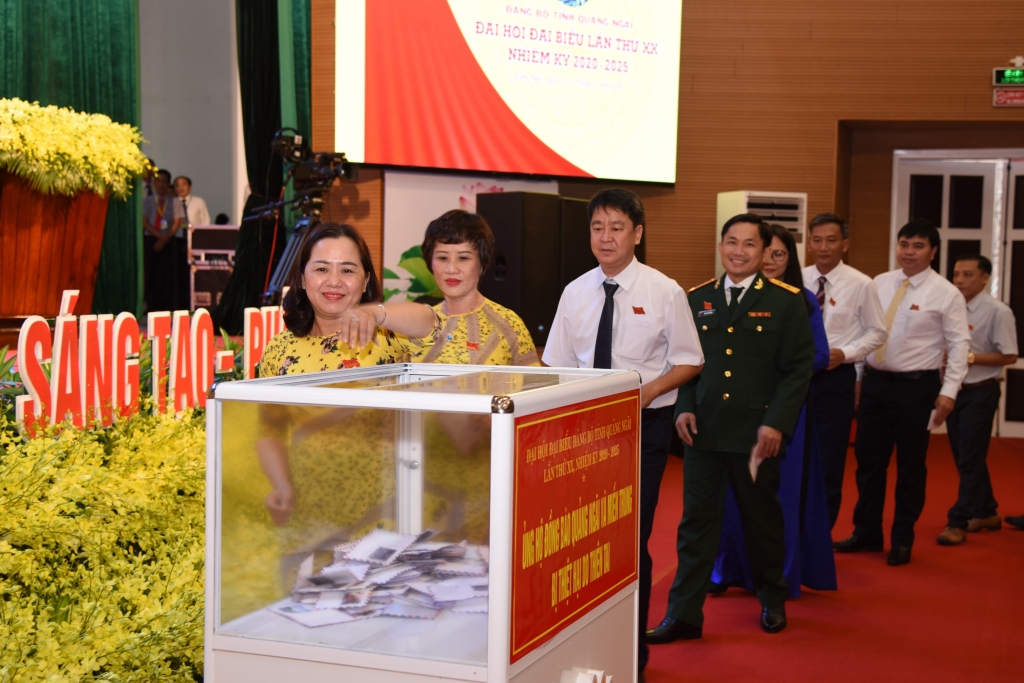 Các đại biểu quyên góp, ủng hồ đồng bào miền Trung bị thiệt hại bởi thiên tai.