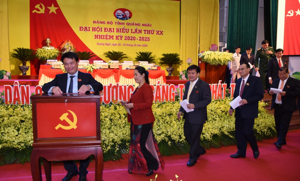 Đại biểu bỏ phiếu bầu cử Đại hội đại biểu Đảng bộ tỉnh Quảng Ngãi lần thứ XX, nhiệm kỳ 2020 - 2025