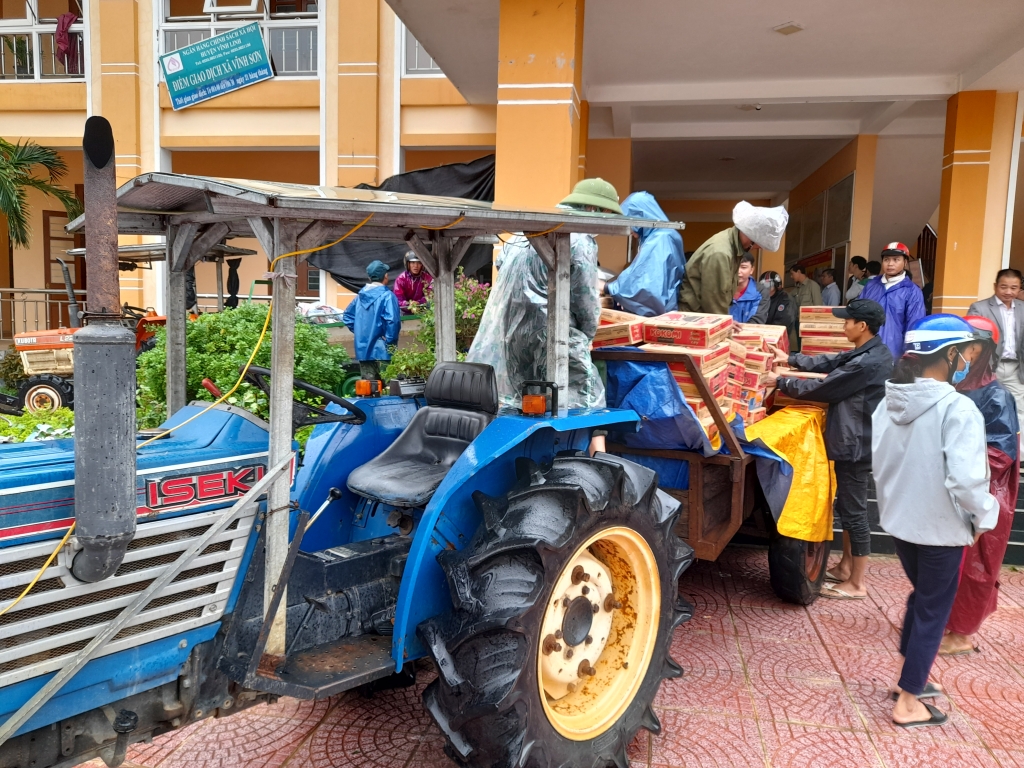 Do đường vẫn bị ngập sâu máy cáy được sử dụng chở hàng cứu trợ tới các thôn