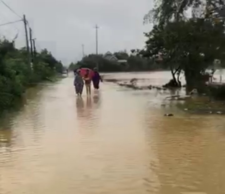 Một số nơi nước đã rút nhưng việc đi lại vẫn rất khó khăn