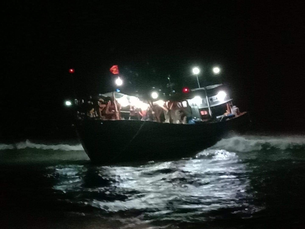 Tàu cá TG 91520 TS bị mắc cạn ở đảo Lý Sơn. Ảnh: Người dân cung cấp.