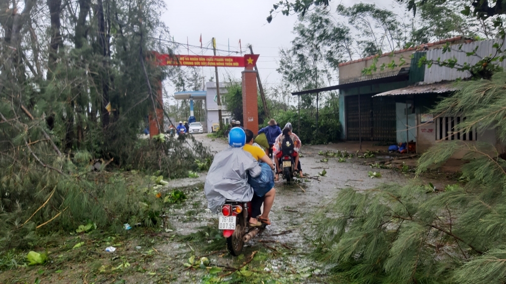 Người dân trở về nhà sau khi bão số 9 càn quét tại Quảng Ngãi