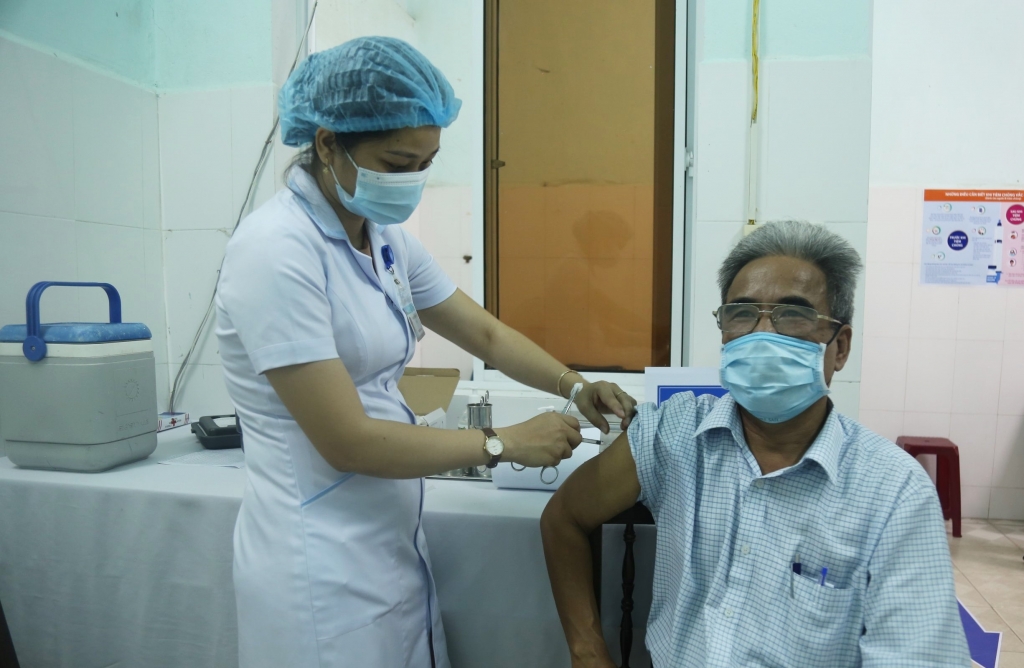 Triển khai tiêm vắc xin tại CDC Quảng Nam (ảnh T.Q)