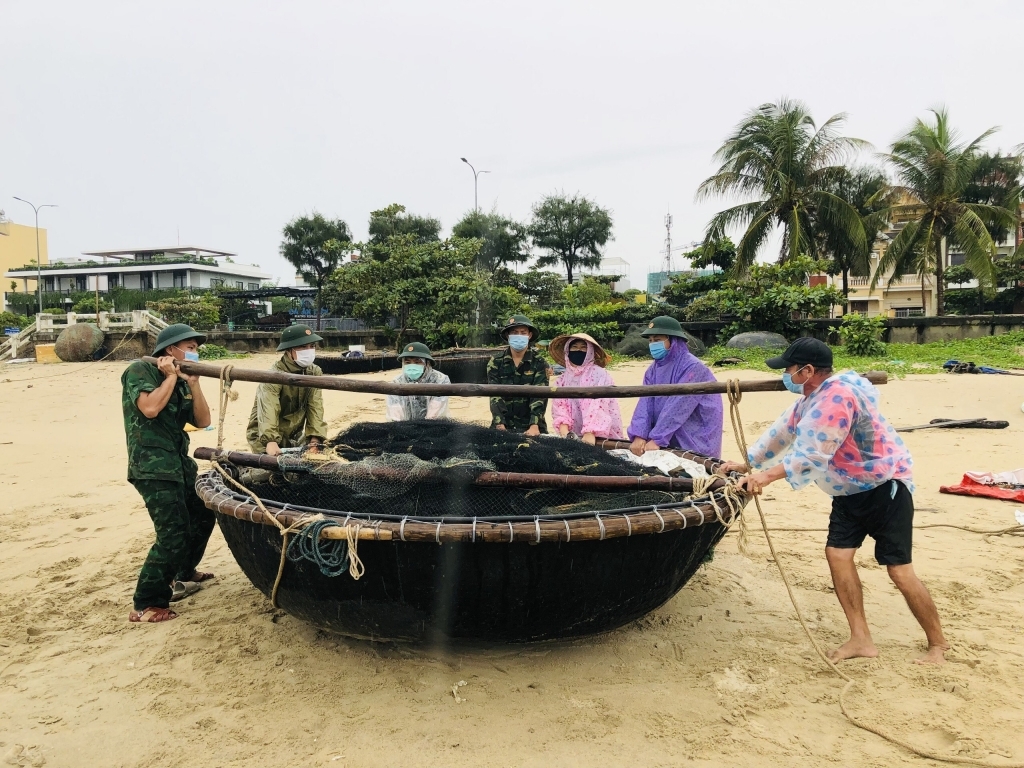 Bộ đội Biên phòng giúp ngư dân di chuyển phương tiện, tàu thuyền vào nơi an toàn (Ảnh: Trúc Hà)