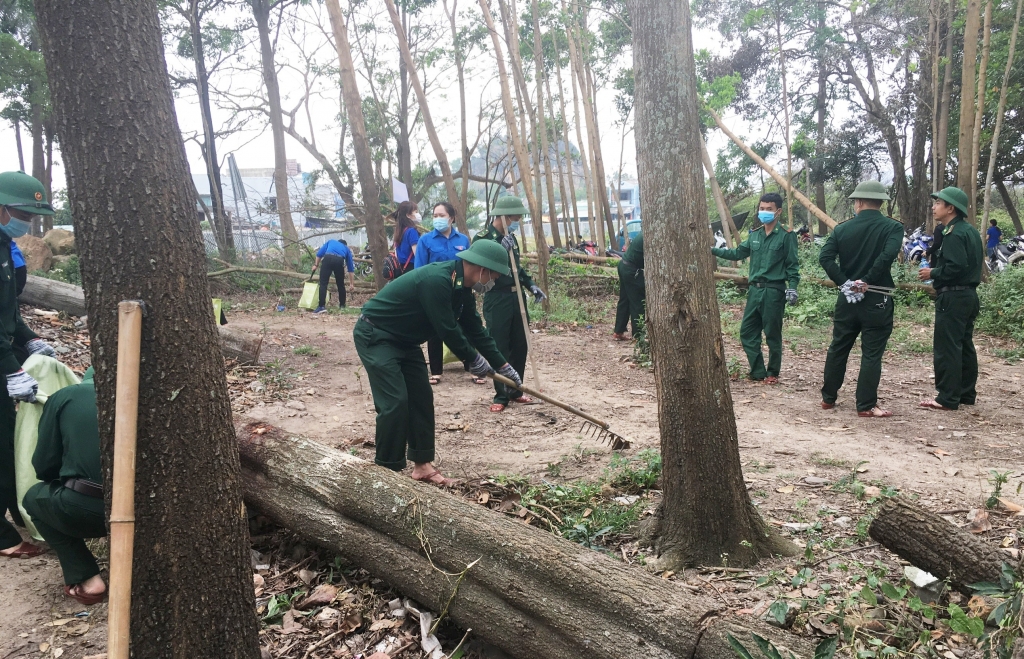 Các lực lượng phối hợp ra quân dọn dẹp, vệ sinh môi trường tại ghềnh đá Nam Ô (Nguồn lienchieu.gov)