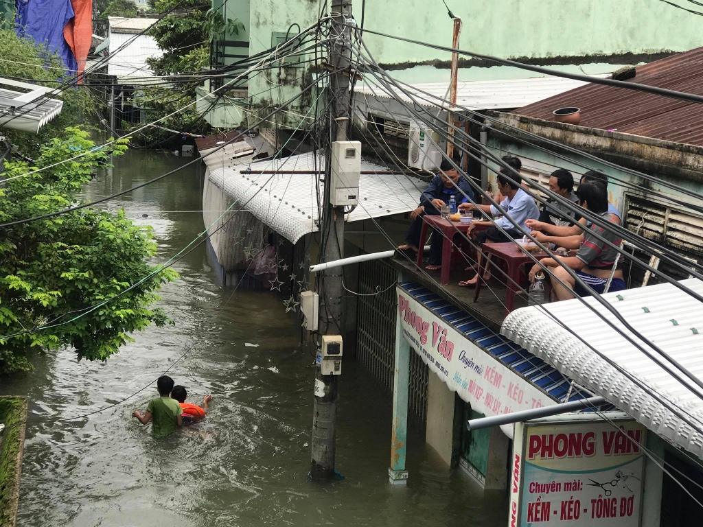 Những đứa trẻ tỏ ra thích thú được bơi trên đường