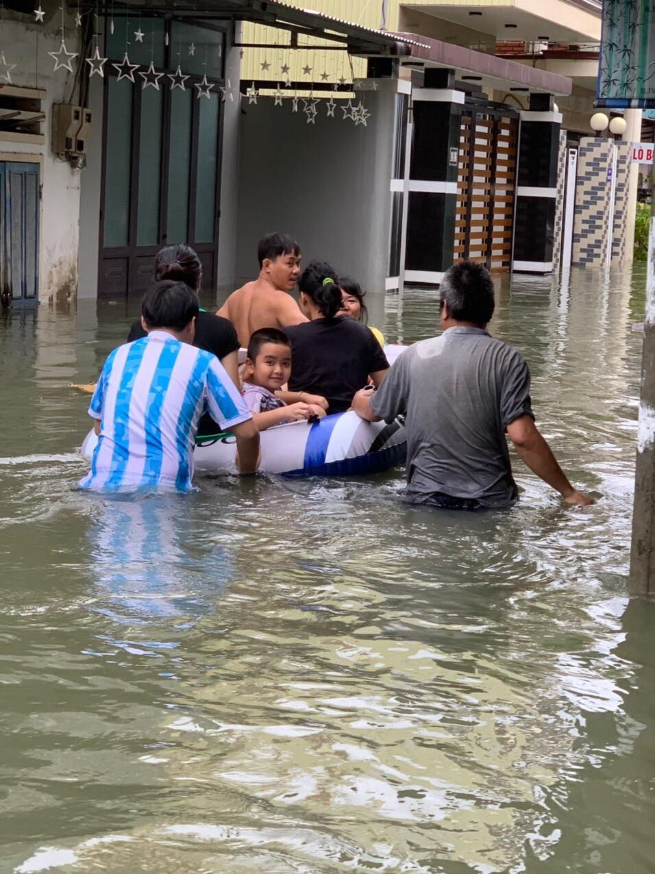 Quảng Nam: Những đứa trẻ bơi thuyền trong nhà khi lũ về