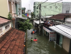 Quảng Nam: Những đứa trẻ bơi thuyền trong nhà khi lũ về