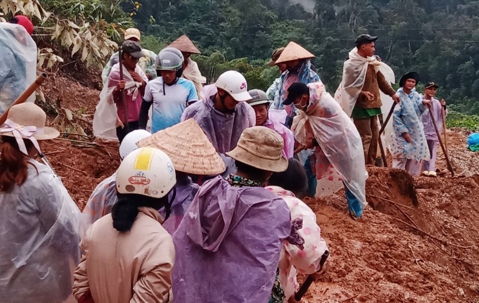 Người dân huyện Nam Trà My khắc phục các điểm sạt ở đất