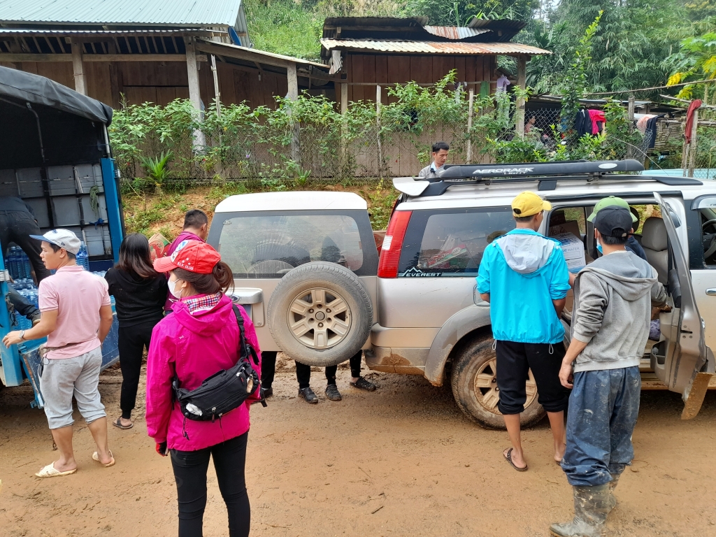 Đoàn thiện nguyện tại Đà Nẵng chở hàng cứu trợ những nạn nhân trơng vụ sạt lở tại xã Trà Vân, huyện Nam Trà My sáng ngày 3/11/2020