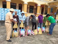 Lực lượng Cảnh sát giao thông trao hàng trăm suất quà cho bà con vùng lũ