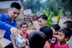 Tuổi trẻ Thủ đô sẻ chia khó khăn với người dân vùng lũ Thừa Thiên - Huế