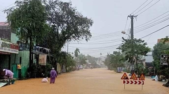 Mưa lớn khiến nhiều khu vực tại huyện Nam Trà My, Bắc Trà My bị chia cắt do nước dâng (Ảnh: CTV)