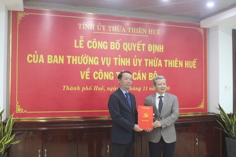 Ông Phan Thiên Định (bên trái) được điều động giữ chức Bí thư Thành ủy Huế 